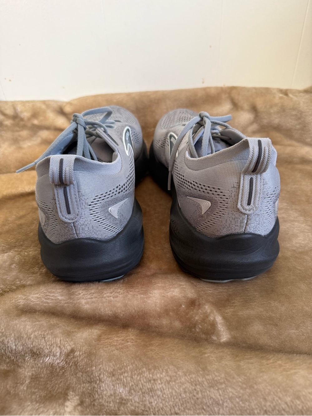 Brooks Glycerin 22 Men’s Gray and Black Glycermin Running Shoes - Picture 4 of 8